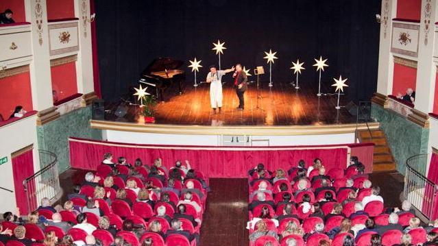 Parata di stelle, Muniz e la Galiena in scena con Tres