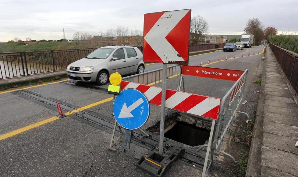 Stop alle code causate dalla buca, al via i lavori sul ponte