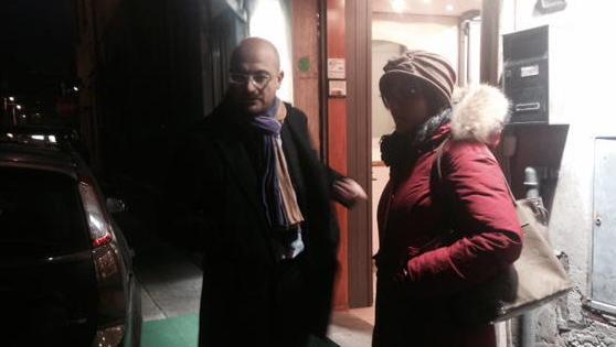 L’abbraccio del marito della commessa e la solidarietà degli amministratori