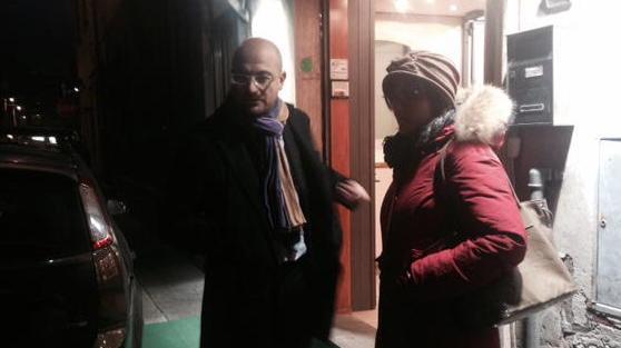 L’abbraccio del marito della commessa e la solidarietà degli amministratori