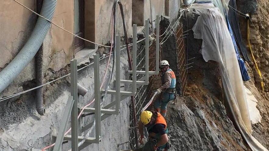 Crollo, un legale in soccorso del dirigente