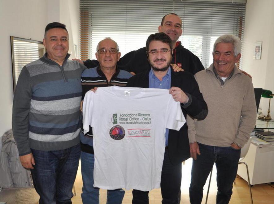 La maglia della solidarietà ha i colori dei rossoblù 