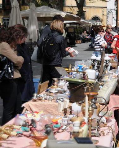 Debutta in via Piaggia il mercato antiquario