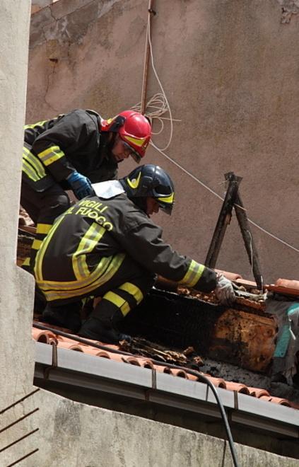 Incendio danneggia un sottotetto 