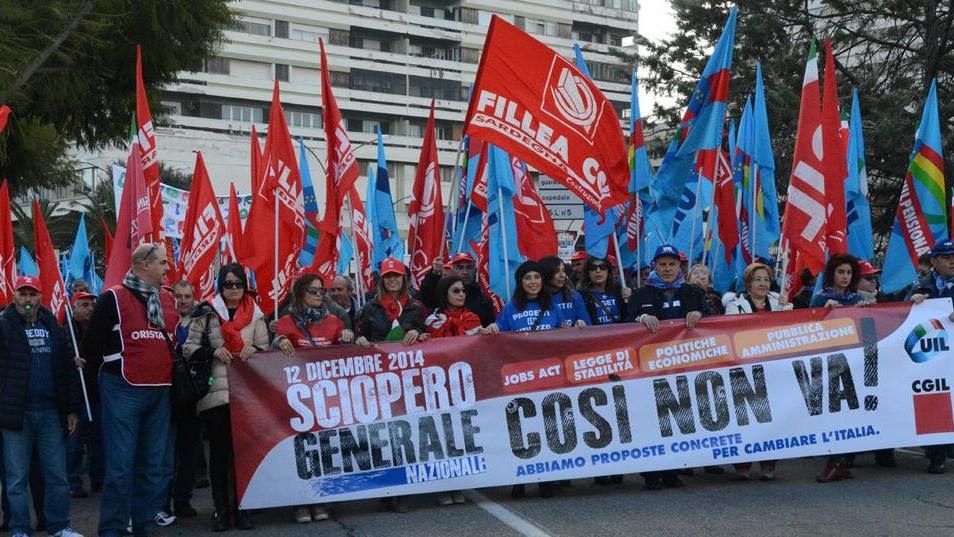 Sciopero, centinaia di lavoratori in piazza