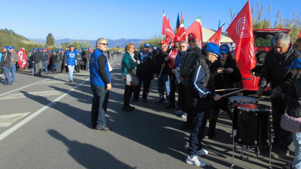 Oltre 500 persone alla manifestazione dei sindacati Cgil-Uil 
