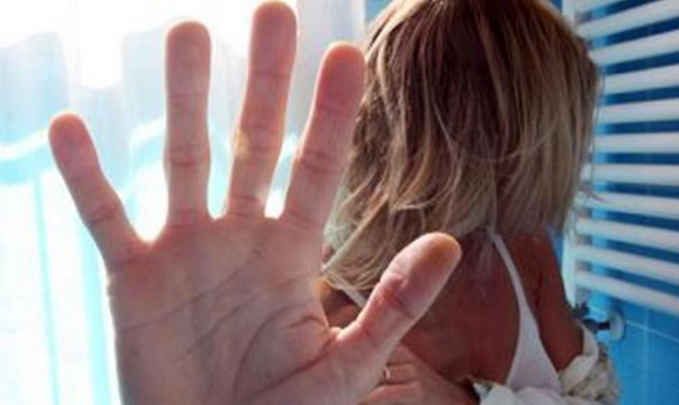 Bastonò la moglie incinta, patteggia 2 anni di carcere