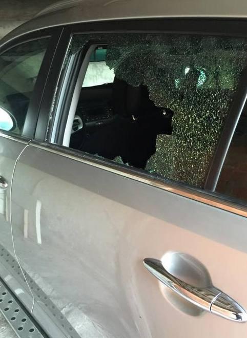 Rompe il vetro di un’auto ma lascia tracce