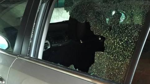 Rompe il vetro di un’auto ma lascia tracce