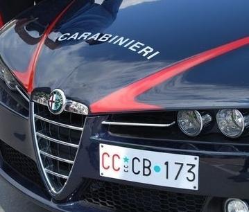 Rubano soldi e sigarette in tabaccheria