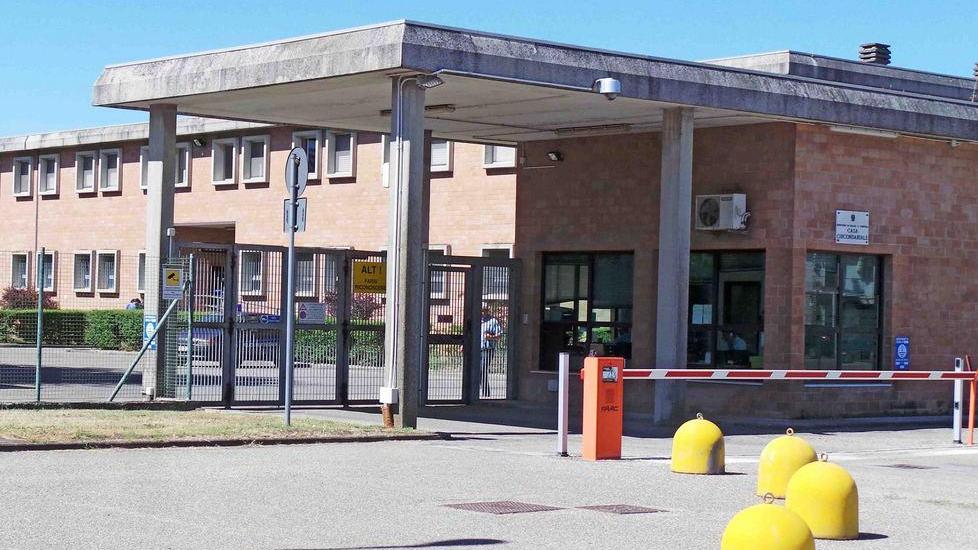 Si rimpallano l’accusa, restano in cella