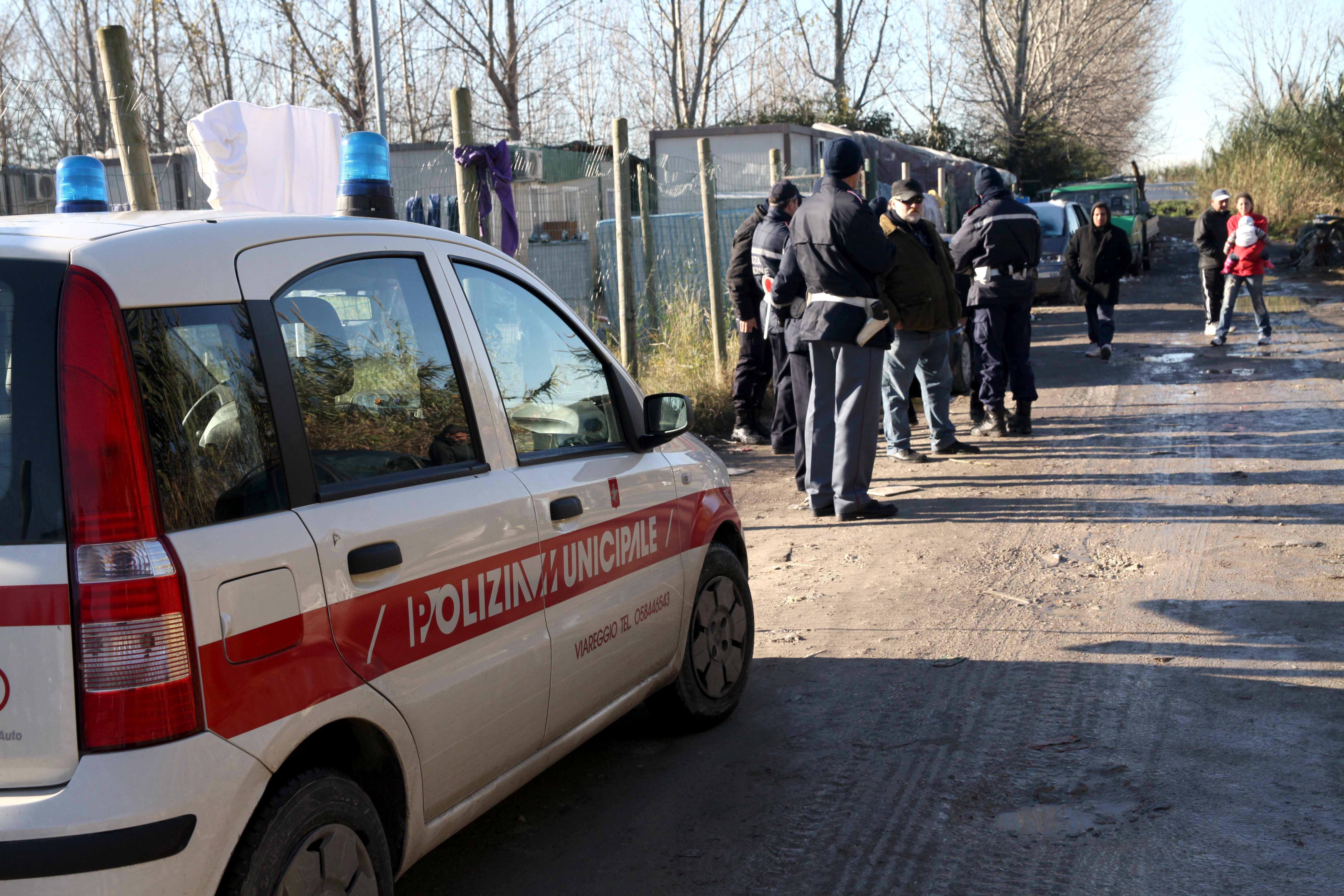 I vigili urbani di Viareggio al campo rom di via Cimarosa a Torre del Lago