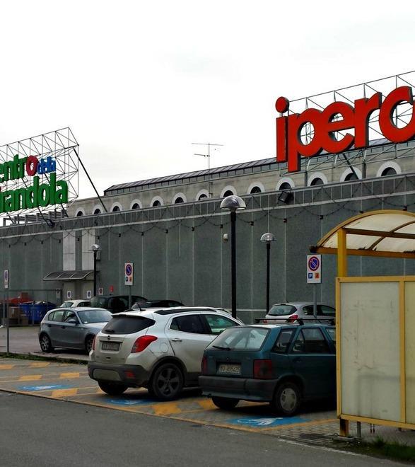 Ancora i ladri all’Ipercoop Cellulari contro la guardia 
