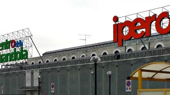 Ancora i ladri all’Ipercoop Cellulari contro la guardia