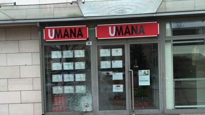 Bomba contro un’agenzia di lavoro