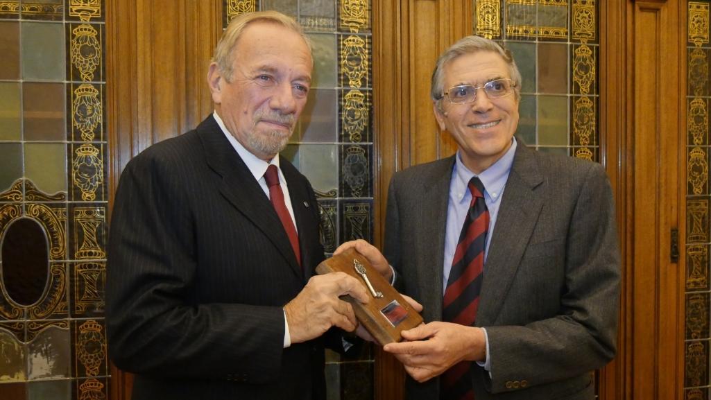 Il presidente dell'Unione Imprese Storiche Italiane premia il professor Franco Cervelli (a destra)