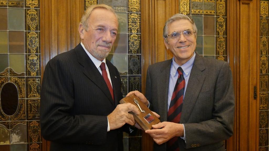 Il presidente dell'Unione Imprese Storiche Italiane premia il professor Franco Cervelli (a destra)