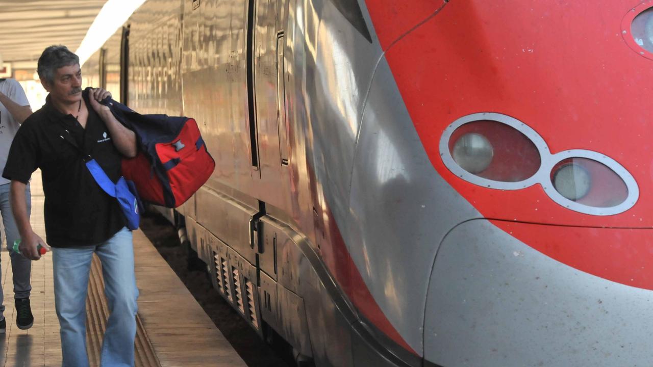 Un Freccia Argento di Trenitalia (foto Ansa)