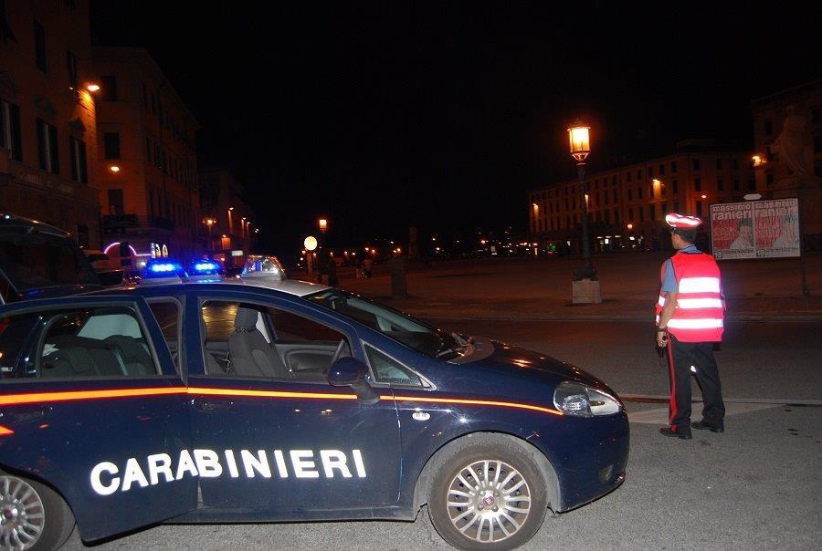 I carabinieri sparano all'auto dei banditi dopo un controllo  