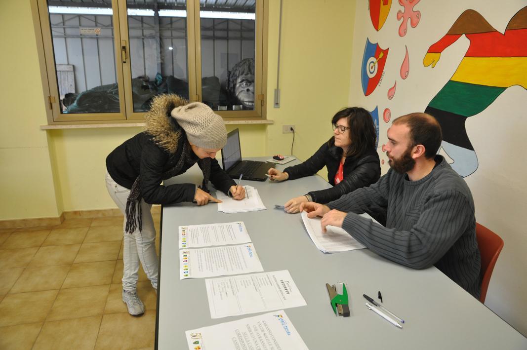 Un momento del voto al seggio allestito nella sede della Targa Cecina