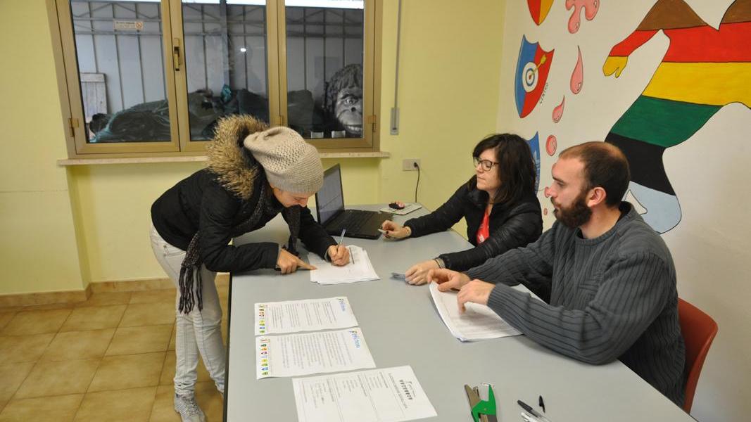 Un momento del voto al seggio allestito nella sede della Targa Cecina