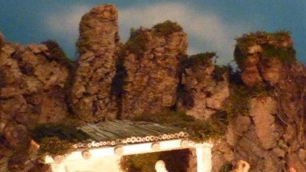 Un presepe lungo sei metri realizzato sotto il tetto