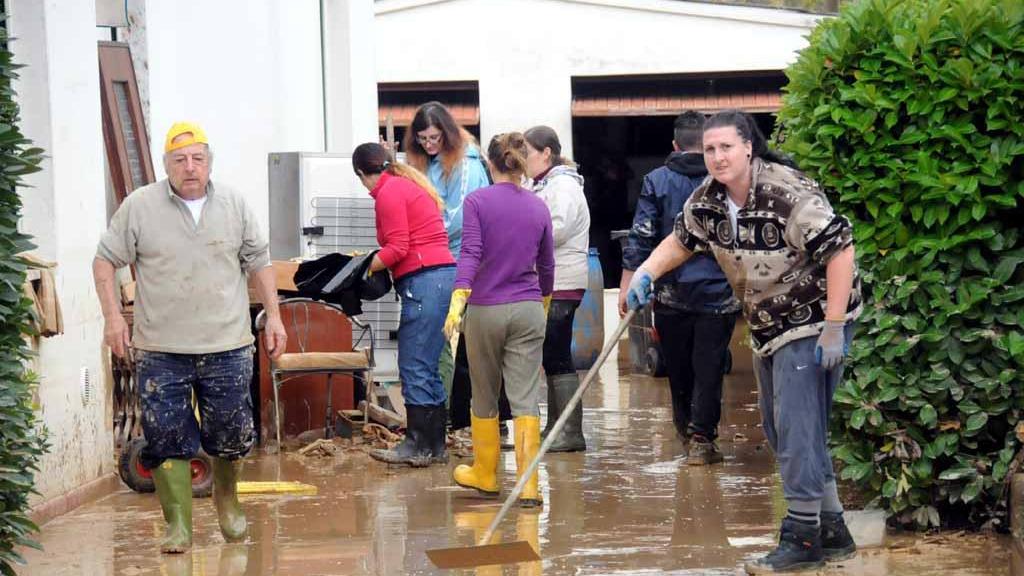 Persone alluvionate con l'ultima ondata di maltempo a Carrara (foto