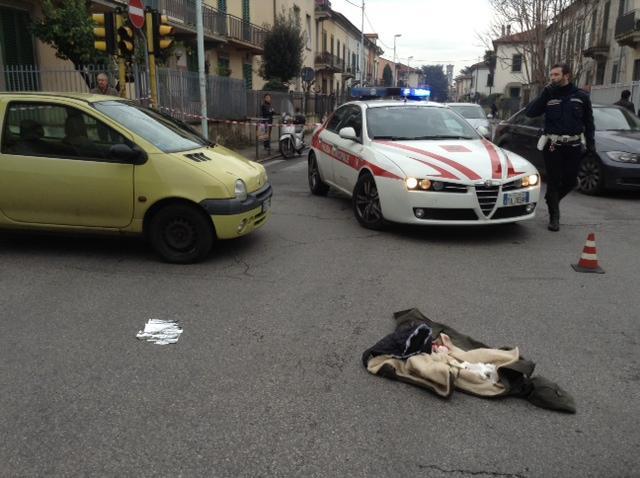 Il giubbotto della vittima è rimasto sull'asfalto