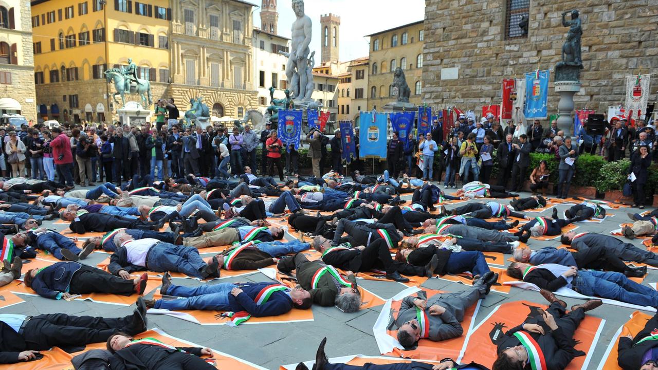 Una manifestazione dei presidenti delle Province contro i tagli dei trasferimenti statali (archivio Ansa)