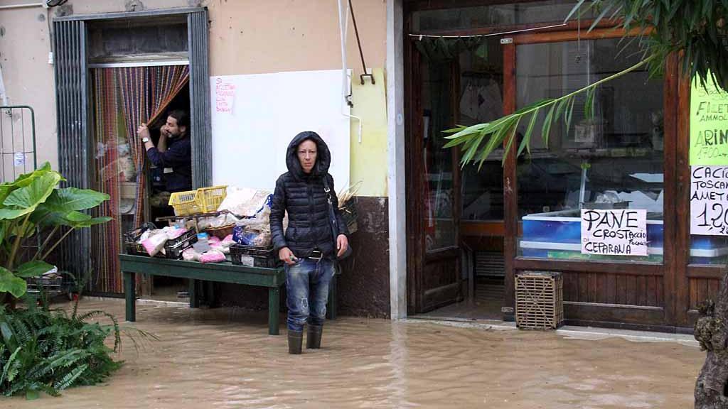 Negozi allagati a Marina per l'alluvione