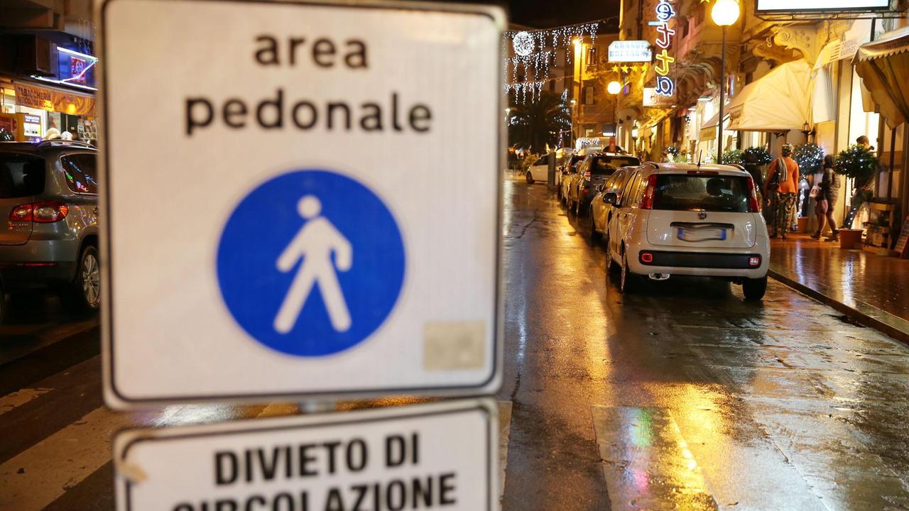Auto in sosta nell'area pedonale di via Don MInzoni a Montecatini (Foto Nucci)