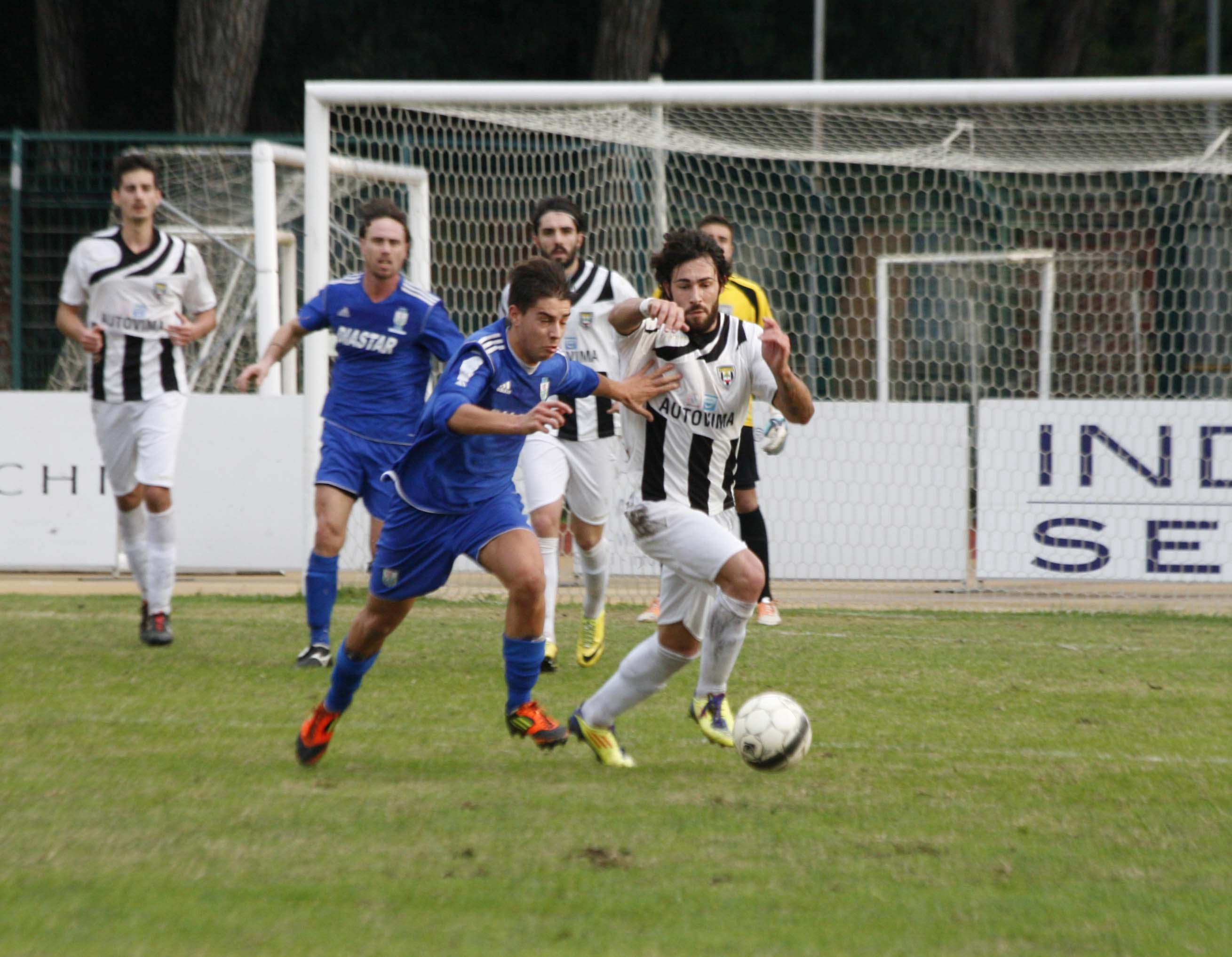 Un momento del derby Viareggio-Seravezza allo stadio dei Pini