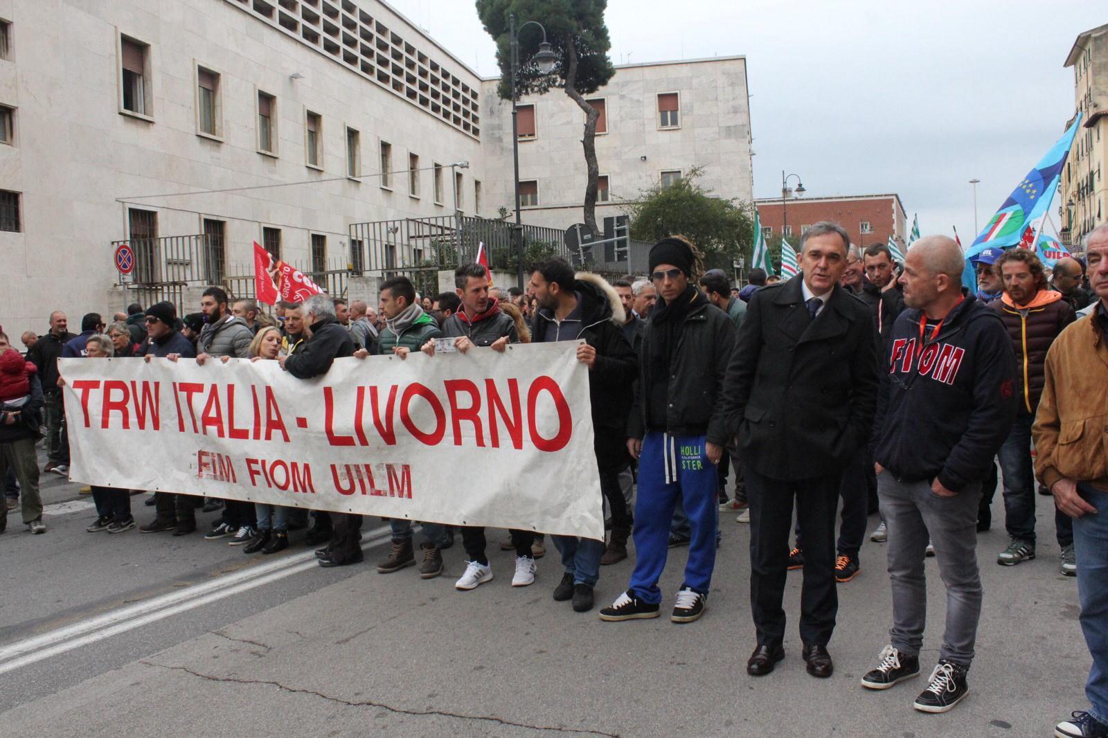 Operai della Trw durante una manifestazione