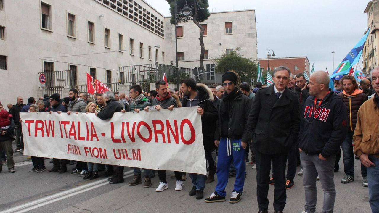 Operai della Trw durante una manifestazione