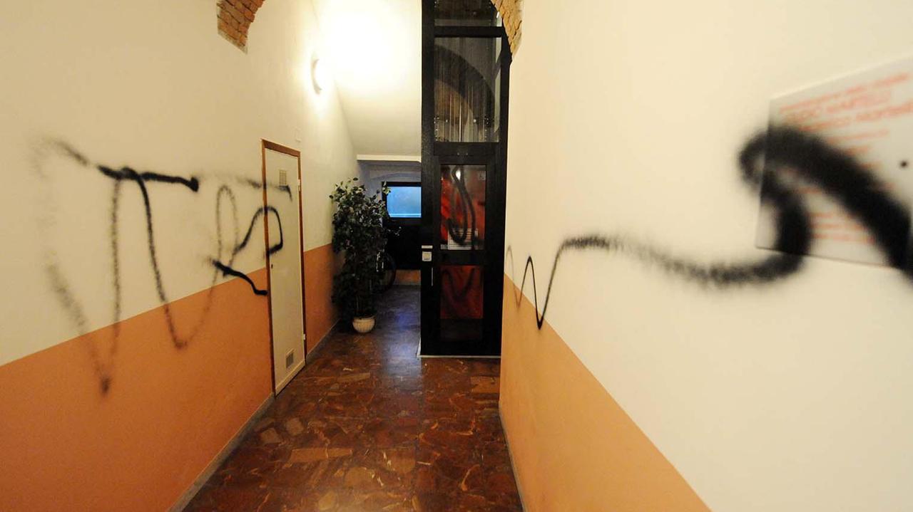 Scritte ingiuriose all'interno del palazzo (foto PaBar)