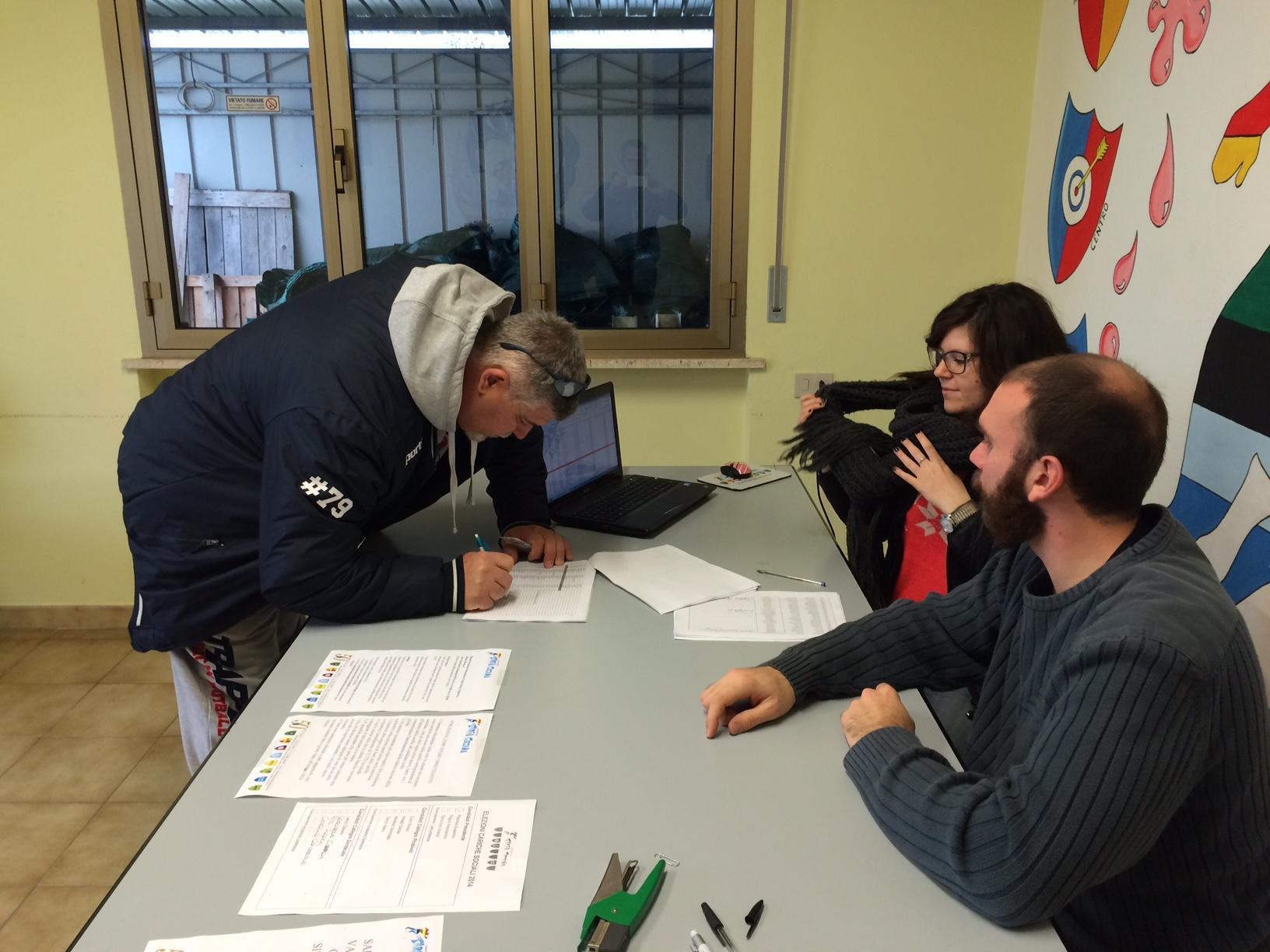Un momento del voto nella sede della Targa Cecina