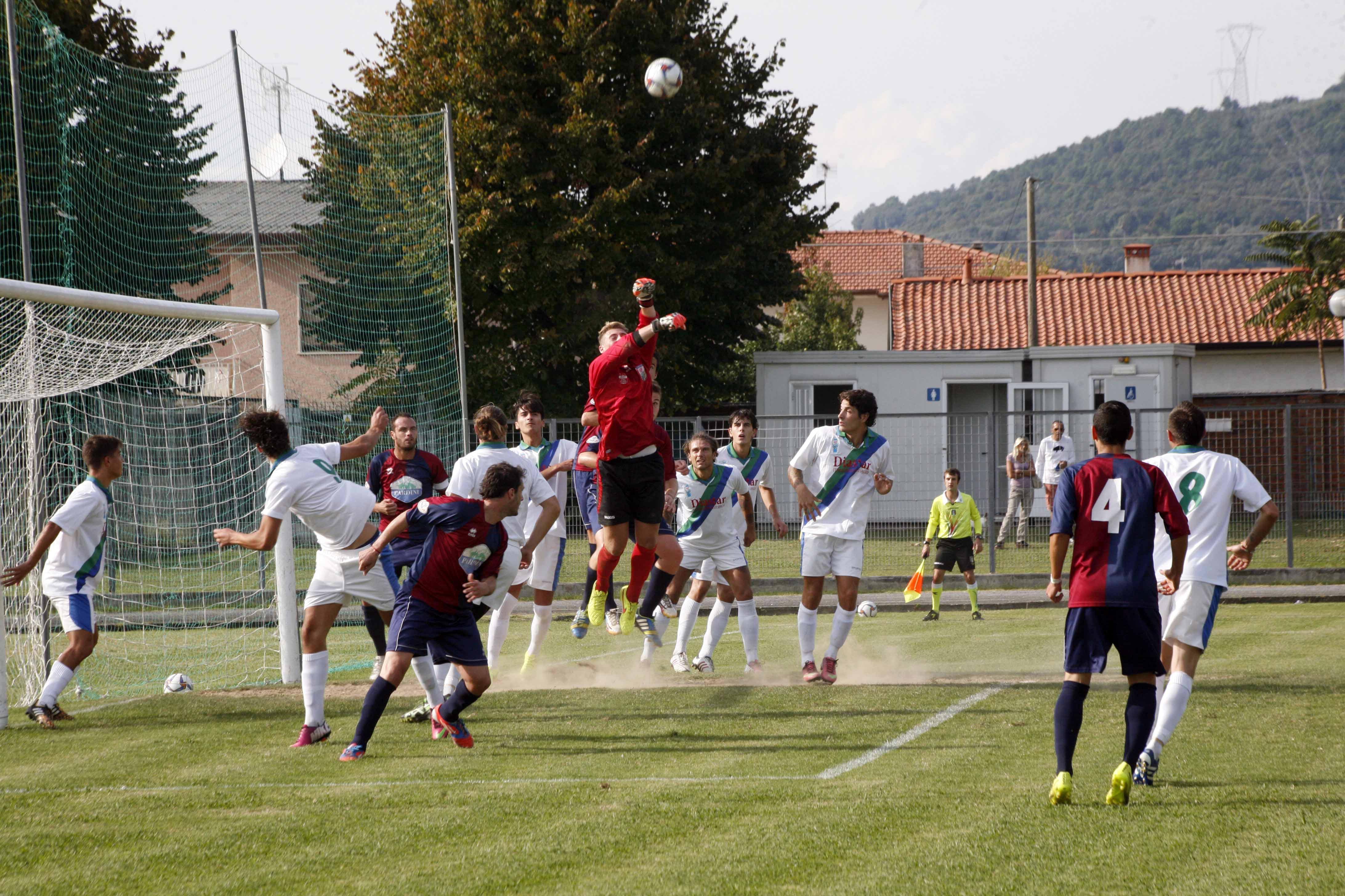 Una partita del Seravezza allo stadio Buon Riposo di Pozzi