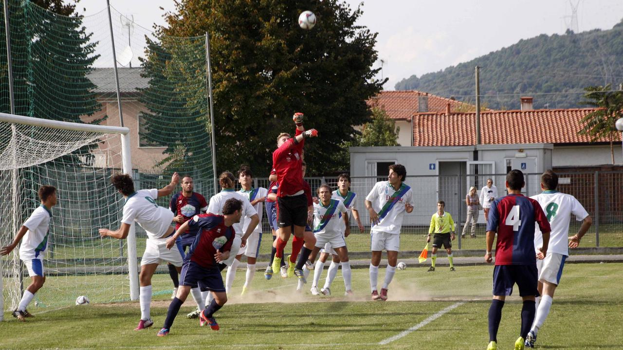 Una partita del Seravezza allo stadio Buon Riposo di Pozzi