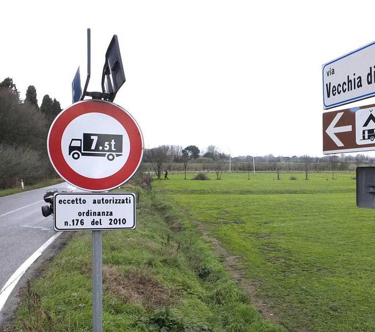 Pestata e gettata da un’auto gravissima una transessuale 