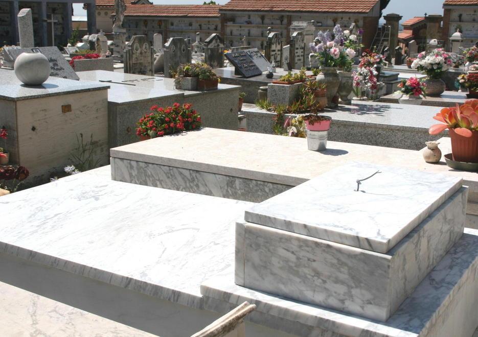 Furti sulle tombe, rubati oggetti di bronzo 