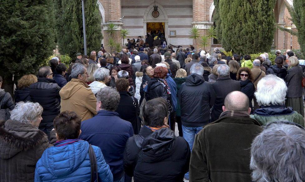 Addio professor “Altrove” Una città in lacrime 