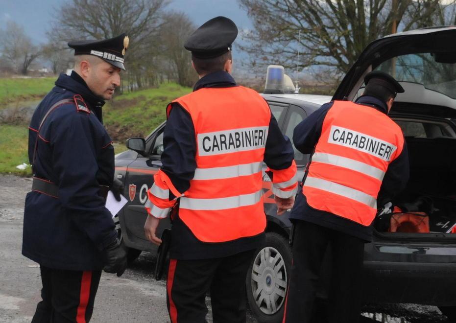 Mette in fuga i ladri incappucciati e nella colluttazione resta contuso 