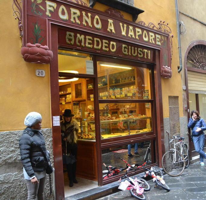 Attivo dal 1900 il negozio in via Santa Lucia