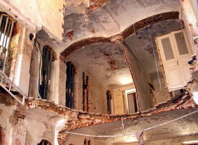 La città che crolla in 9 tappe 