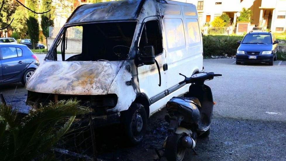 Sant’Orsola, in fiamme furgone e scooter