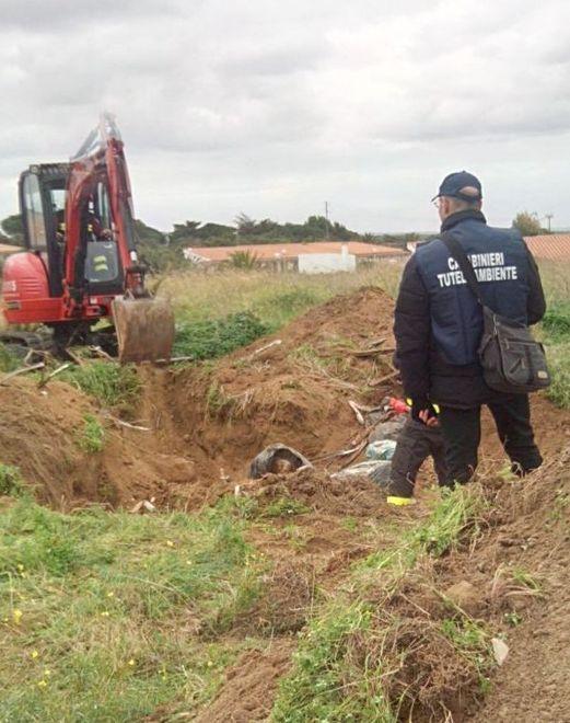 Rifiuti interrati nel complesso turistico 