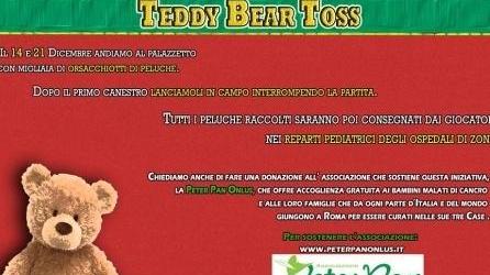 Al primo canestro lancia il peluche