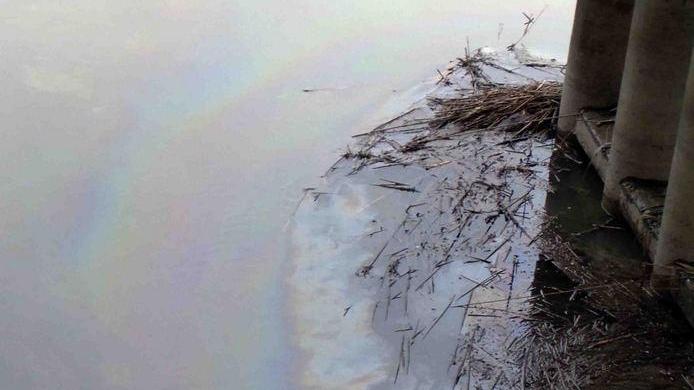 Quintali di gasolio nel canale di Burana