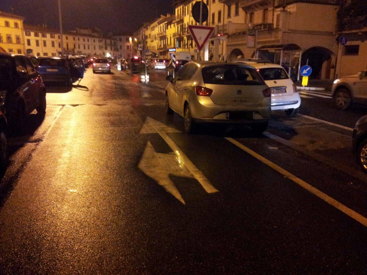 Sosta selvaggia in piazza mercatale (foto di Marco Bessi)