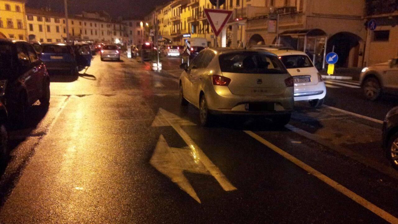 Sosta selvaggia in piazza mercatale (foto di Marco Bessi)
